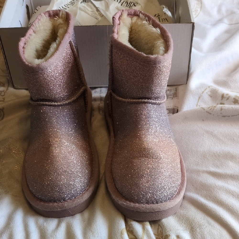 Dream Pairs Pink Ankle Boots with Shimmery Finish - Picture 2 of 7